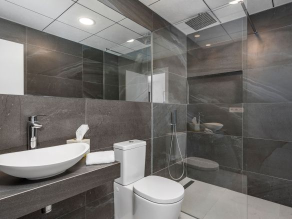 Lo Crispin Apartments Bathroom