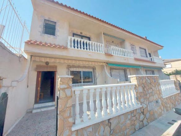 Calle La Haya, front view 1