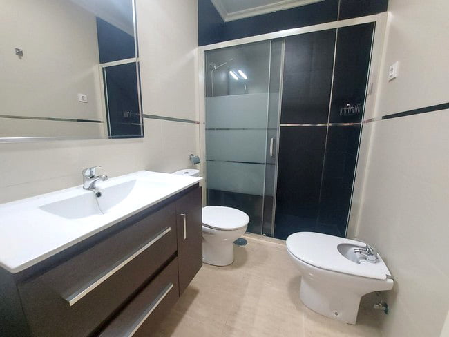 azucenas 21 - modern family bathroom