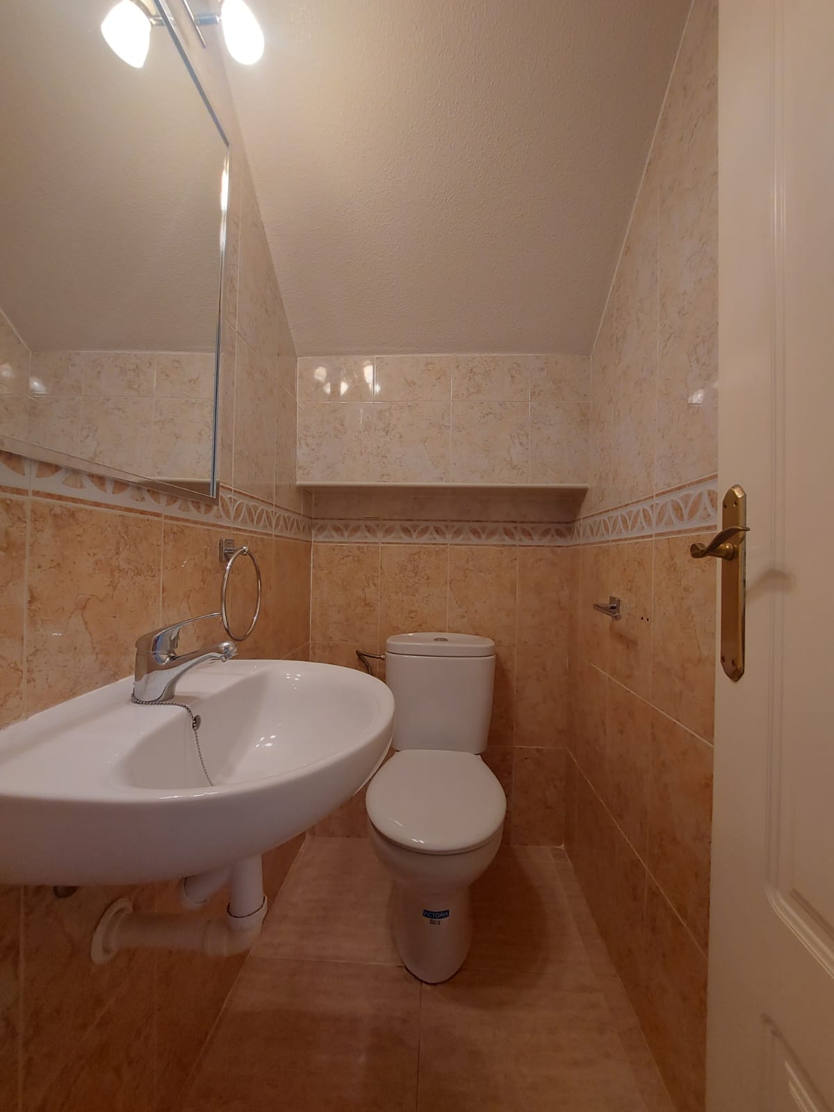 azucenas-toilet-downstairs-32